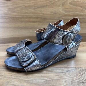 TAOS Carousel Wedge Sandals 8.5 EU 39 Pewter Silver Crackle Embossed Leather